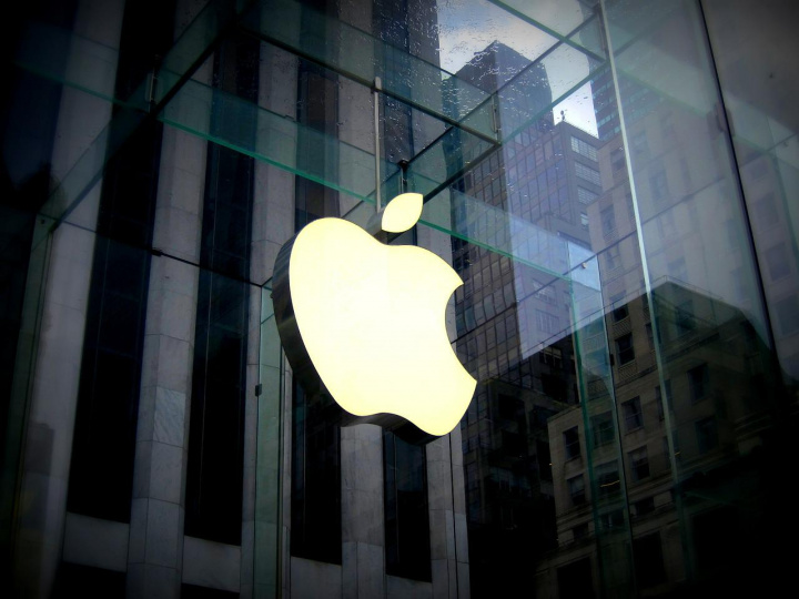 Logo de Apple sobre edificio 