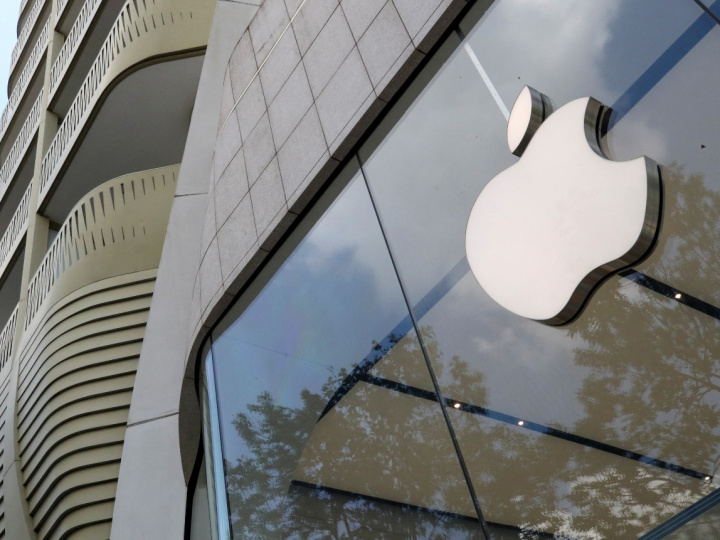 Edificio color plateado con el logotipo de la marca Apple. 
