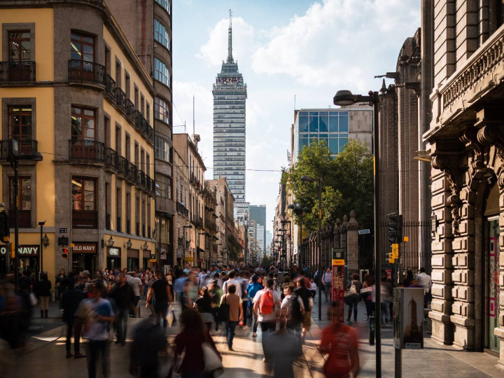 Personas caminando en la calle de Madero en el Centro Histórico 