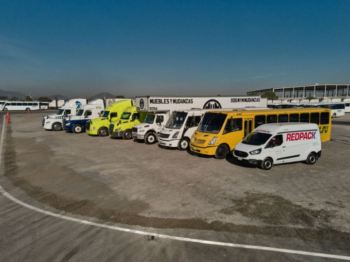 transportes trailer, camiones de pasajeros y camioneta estacionados