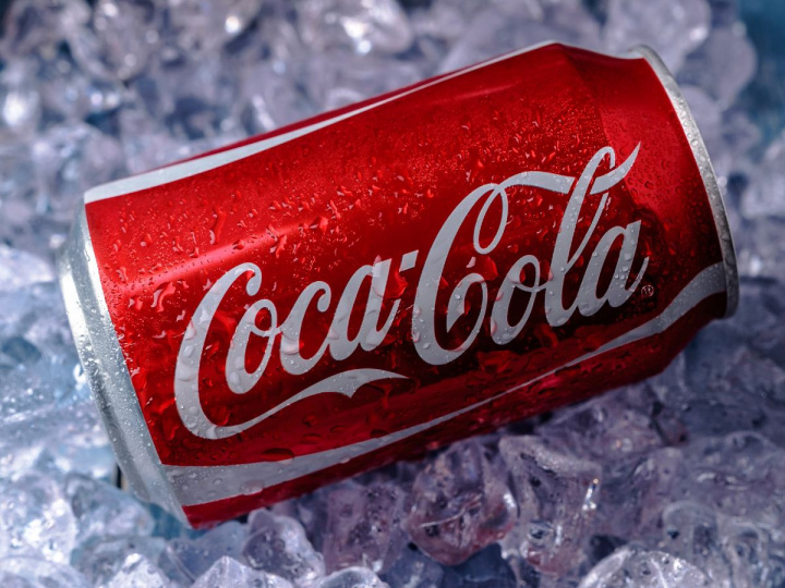 lata Coca Cola roja, sobre hielos