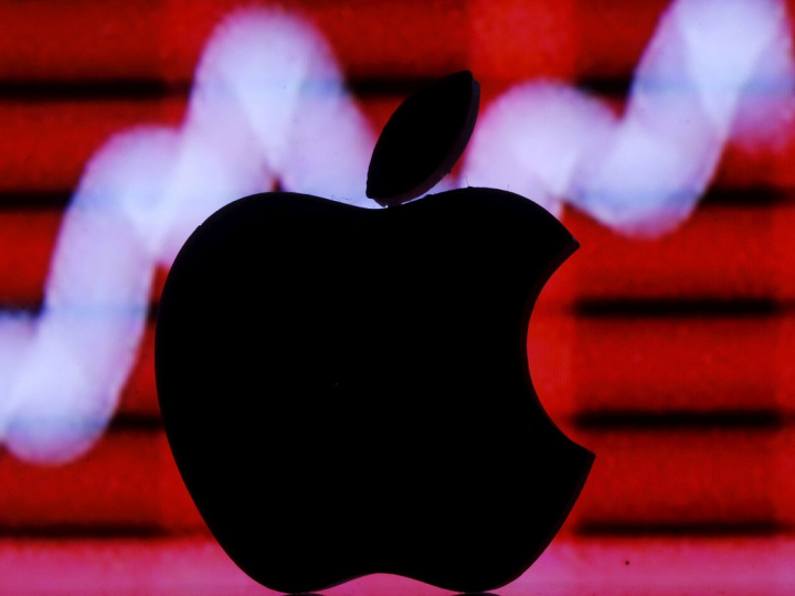 Logotipo de Apple en color negro y una gráfica bursátil roja al fondo. 