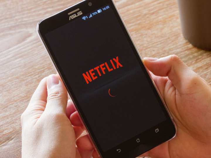 Celular con letras de Netflix en la pantalla