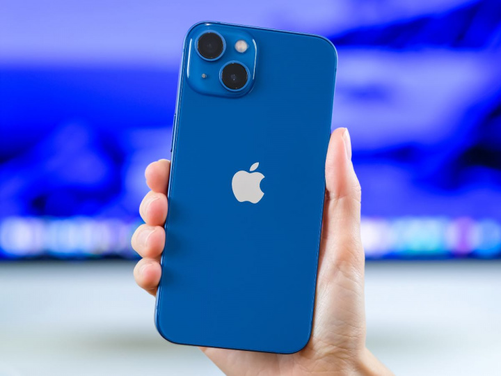 Mano sostiene iPhone 13 color azul 