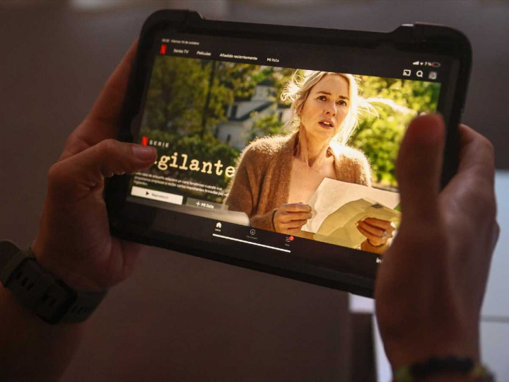 Serie de Netflix reproducida en una tablet.
