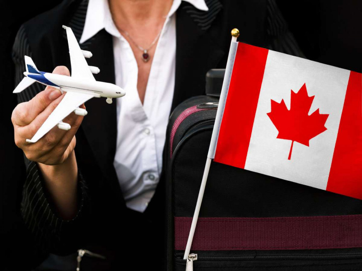 Avión, equipaje y bandera de Canadá.