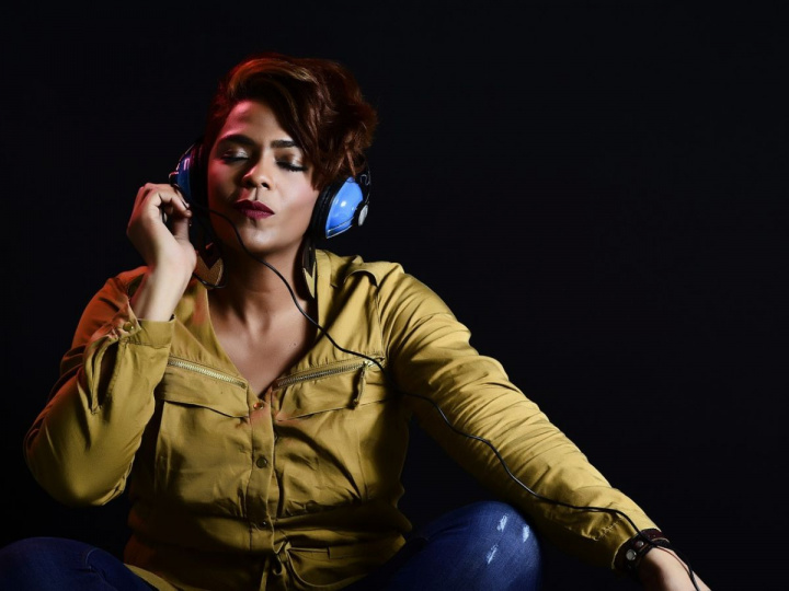 Mujer con audífonos escuchando música en Trebel