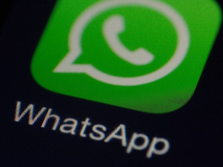 Icono de WhatsApp en la pantalla del celular 