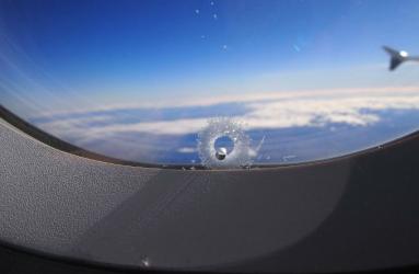 Si te has sentado en la ventana de un avión, habrás notado que el panel tiene un pequeño hoyo en la parte inferior. Foto: Flickr de lexnger [CC BY-NC 2.0]