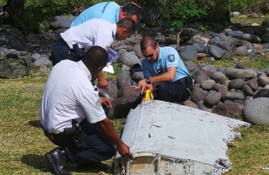 Expertos internacionales en accidentes habían estado examinando la parte del ala encontrada en la isla francesa de la Reunión la semana pasada. Foto: Reuters