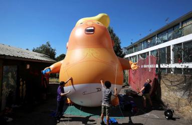 Un globo gigante que retrata al presidente estadounidense como un 'bebé furioso' sobrevolará las inmediaciones del Parlamento británico durante visita de Donald Trump. Foto: Reuters