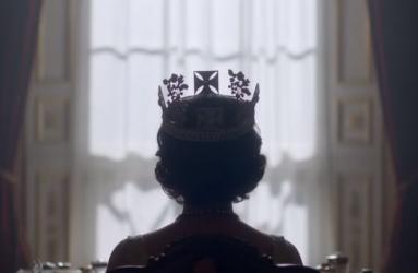 La Reina Isabel II admite que su país está hecho pedazos luego de sus 25 años al frente de Inglaterra, así aparece en el tráiler que Netflix liberó para la tercera temporada de The Crown. Foto: YouTube/Netflix Latinoamérica.