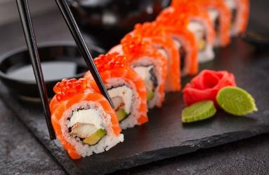 Uno de los platillos más comunes y solicitados de Japón es el sushi y cada vez hay más canales y aplicaciones que te dicen cómo hacerlo. Foto: Pixabay