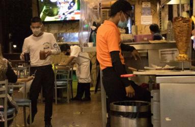 El gobierno de la capital anunció que habrá apoyos por desempleo para los trabajadores de los restaurantes. Foto: Cuartoscuro.
