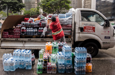 La embotelladora mexicana Coca-Cola FEMSA suscribió un acuerdo con Campari Group para la distribución de sus productos en Brasil. En imagen: Trabajador de FEMSA descarga productos en Sao Paulo, Brasil. Foto: @iStock
