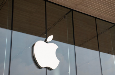 El gigante de Apple recompensará a las y los trabajadores estadounidenses al incrementar el salario mínimo a 22 dólares por hora, reveló el diario The Wall Street Journal. Foto: iStock 