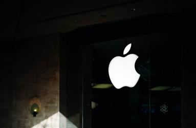 Logotipo de la marca Apple sobre puerta de cristal 