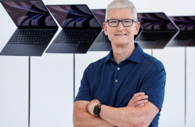 Tim Cook, CEO de Apple, sonríe al tener los brazos cruzados, 