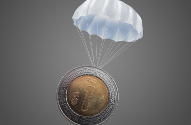 Una moneda de un peso mexicano se sostiene con un paracaídas. 