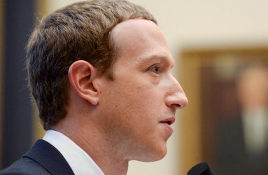 Mark Zuckerberg, creador de la plataforma de Facebook, de perfil frente a un micrófono. 