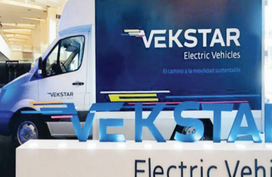 Camioneta estacionada con logotipo de Vekstar 