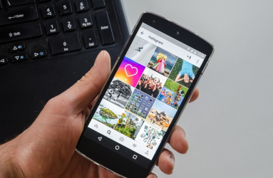 Mano sosteniendo smartphone con Instagram en la pantalla