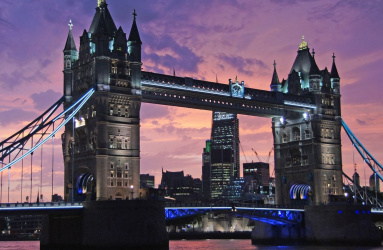 Puente de Londres en la noche e iluminado