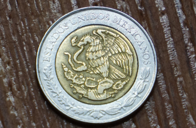 Moneda mexicana con el escudo nacional