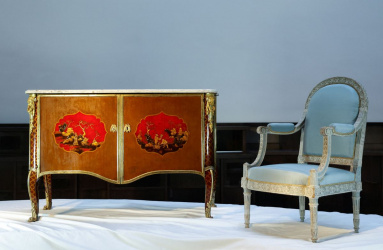 cómoda y silla de reina María Antonieta en exhibición 