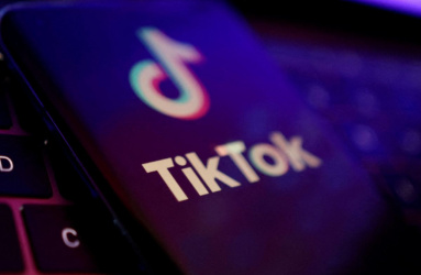 Pantalla de teléfono con logo de TikTok
