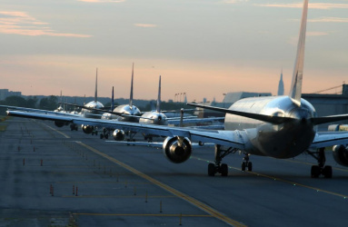 Aviones en la pista de aterrizaje del aeropuerto 