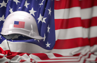 casco blanco de ingeniero con la bandera de Estados Unidos de fondo
