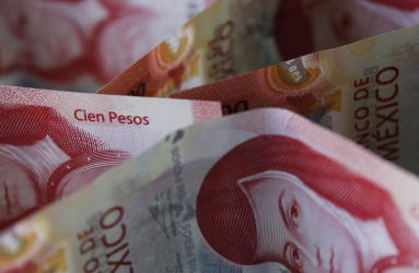 Billetes de 100 pesos en color rosa, se observa la imagen de Sor Juana Inés de la Cruz. 