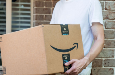 Hombre cargando un paquete de Amazon 