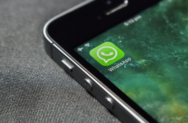 Logo de WhatsApp en teléfono celular. 