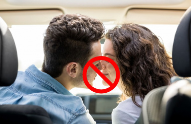 ¿Es delito tener relaciones en el auto? 