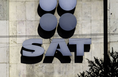 Logo del SAT en una pared
