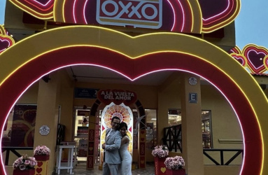 Genaro y Alondra se convierten en la primera pareja en casarse en una tienda OXXO. Foto: 