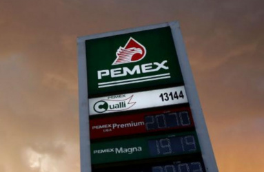 Letrero de Pemex en estación de gasolina