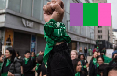 Mujeres usan pañuelo verde en una marcha 