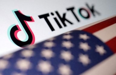Logo de TikTok y bandera de EU 