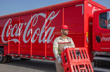 Camión de Coca Cola y trabajador con cajas de botellas de coca cola