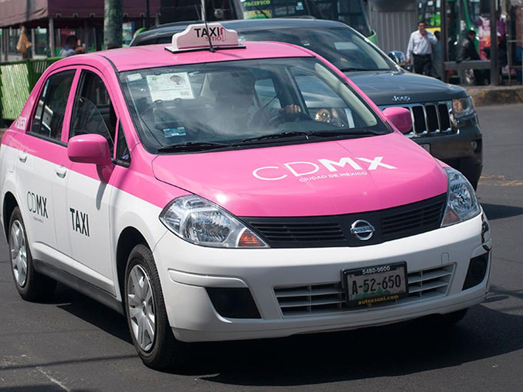 Los taxistas presentaron la propuesta para afrontar las pérdidas que ocasiona al gremio la operación de servicio ofrecidos en aplicaciones móviles. Foto: Cuartoscuro