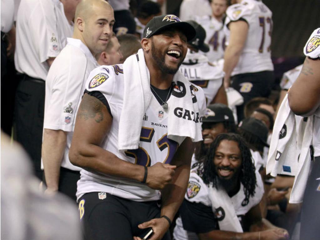 Los altos precios de los boletos, la contaminación y los cientos de dólares que gastan los aficionados para disfrutar del partido, no es algo en que la NFL esté interesada en resaltar. Foto: Reuters