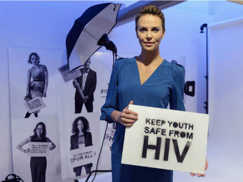 La actriz Charlize Theron recibió el premio Cristal por su proyecto para erradicar el sida entre los jóvenes de África. Foto: AP