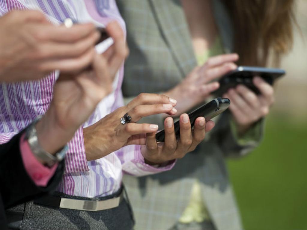 Un 74% de los adolescentes dice que accede a Internet a través del teléfono móvil, tabletas y otros dispositivos móviles de forma ocasional. Foto: Photos.com