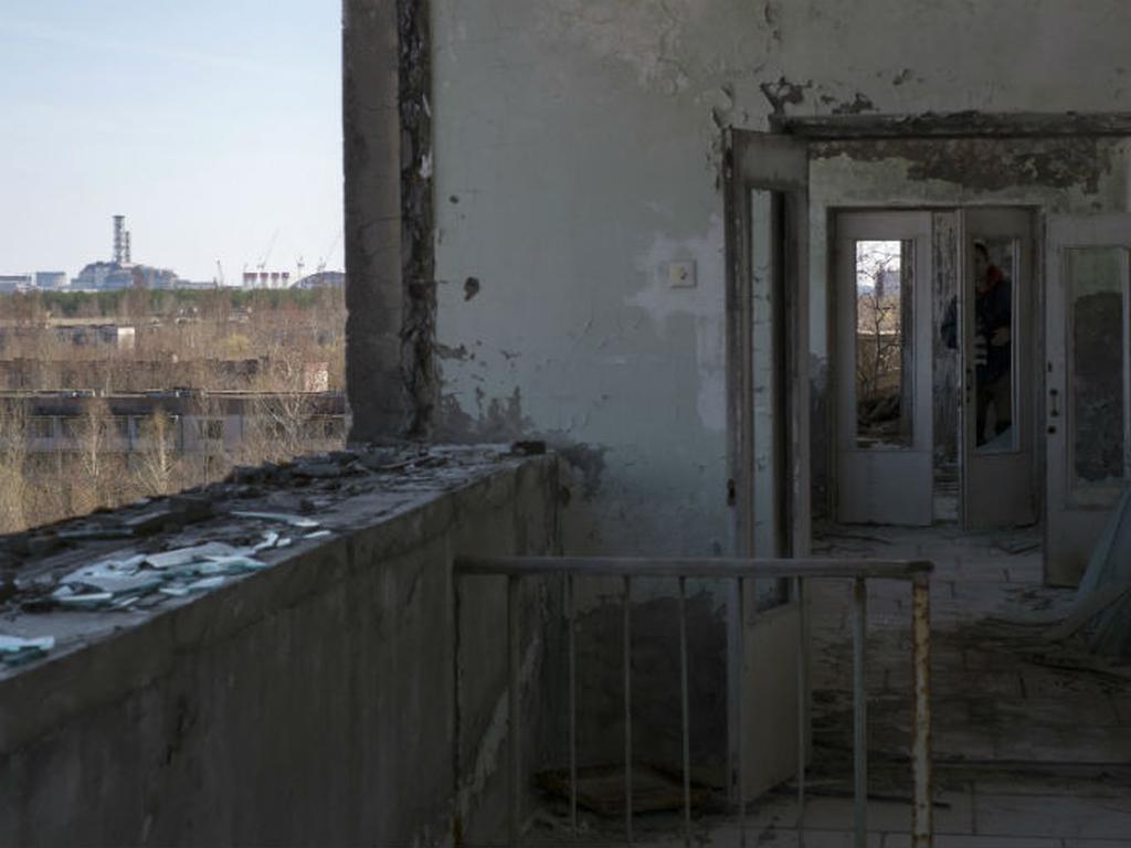 Vista del lugar del accidente desde un edificio en la ciudad de Pripyat, un pueblo abandonado cerca de Chernobyl. Foto: Reuters