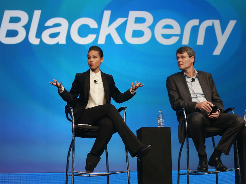 La cantante Alicia Keys le hizo promoción al Blackberry Z10 desde un iPhone. Foto: Getty.