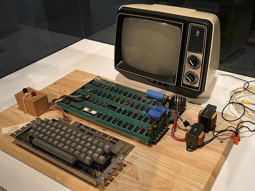 Jobs se asoció con Steve Wozniak para fabricar prototipos de computadoras en un garaje de California. Foto: AP