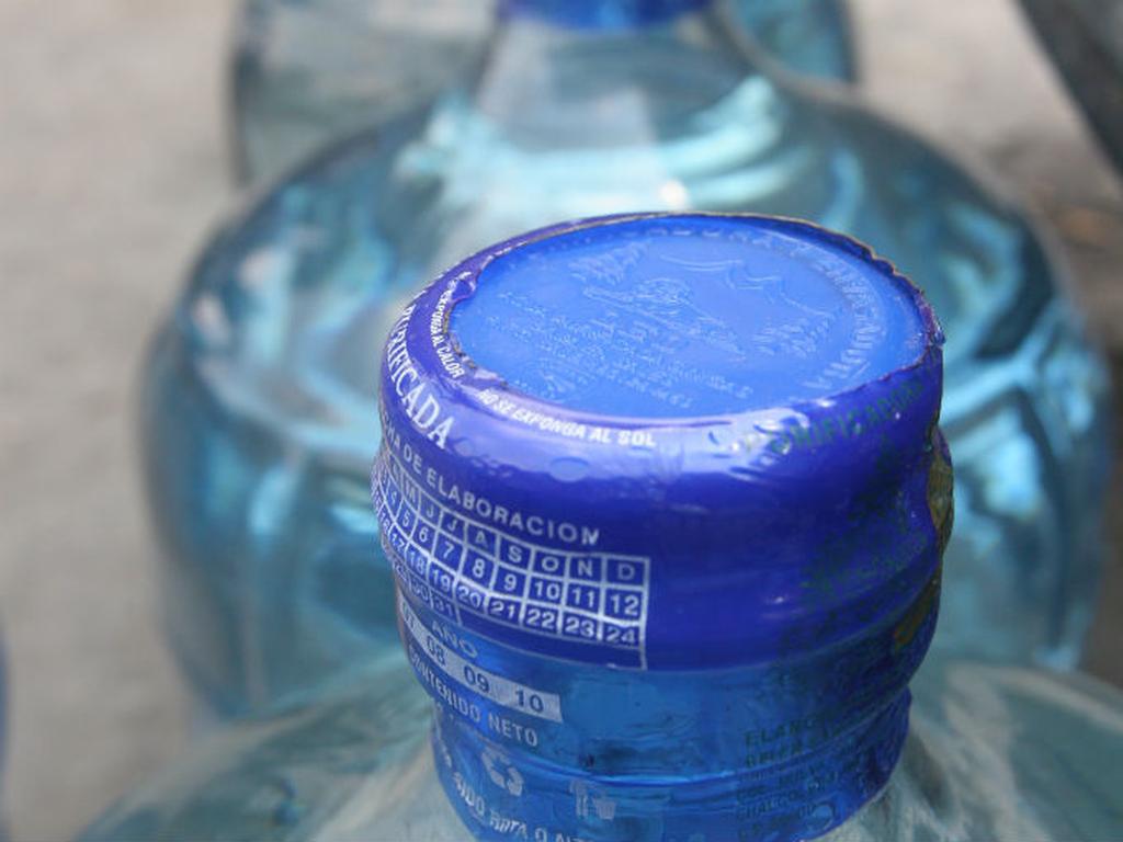 Es natural que el consumidor promedio piense en adquirir agua embotellada debido a la calidad del líquido que sale de las llaves de su casa. Foto: Cuartoscuro